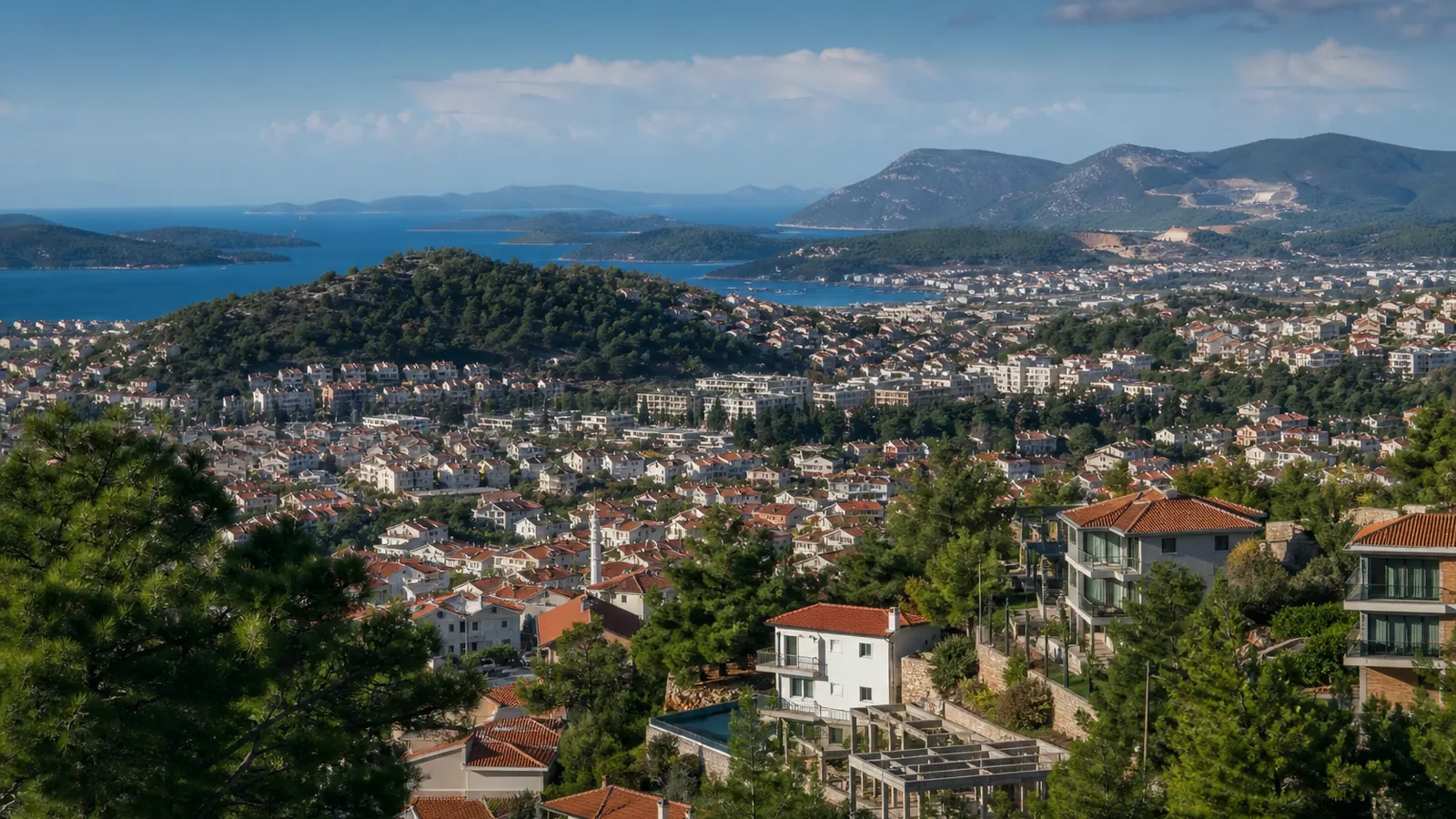 Muğla gayrimenkul rehberi için yapay zekâ destekli temsili şehir ve yatırım görseli