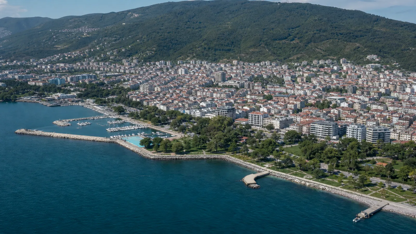 Yalova gayrimenkul rehberi için yapay zekâ destekli temsili şehir ve yatırım görseli